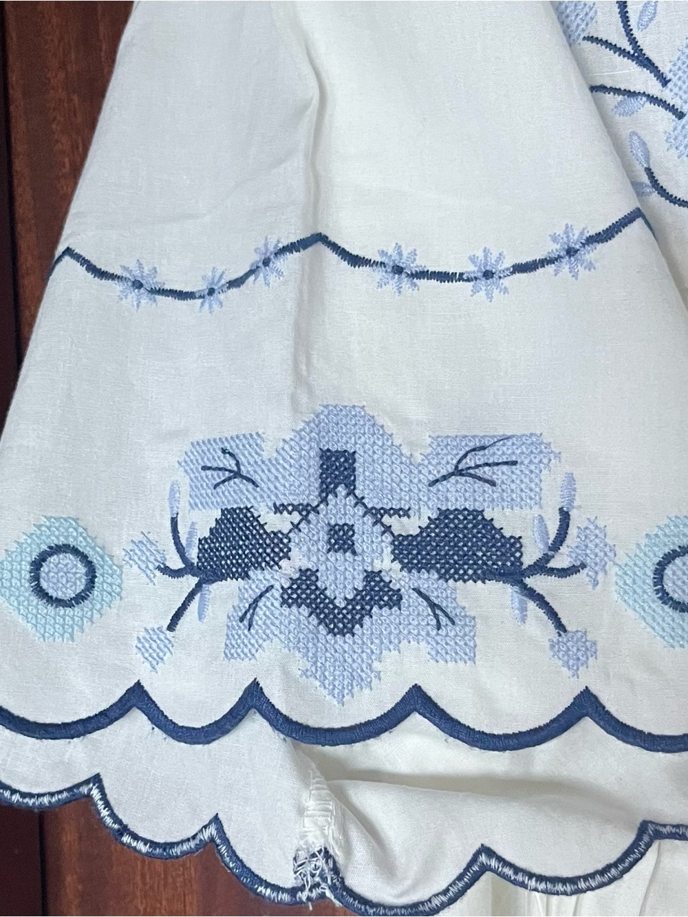 NWOT Zoe and Claire White w/ Blue Embroidery Cropped Peasant Boho Top Size L - Picture 3 of 6